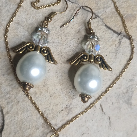 Pearl Angels wings necklace and earrings set - Picture 4 of 5